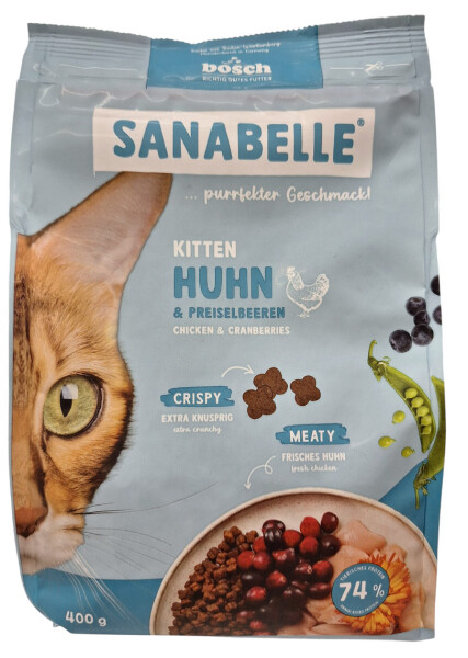 Sanabelle Kitten mit Huhn
